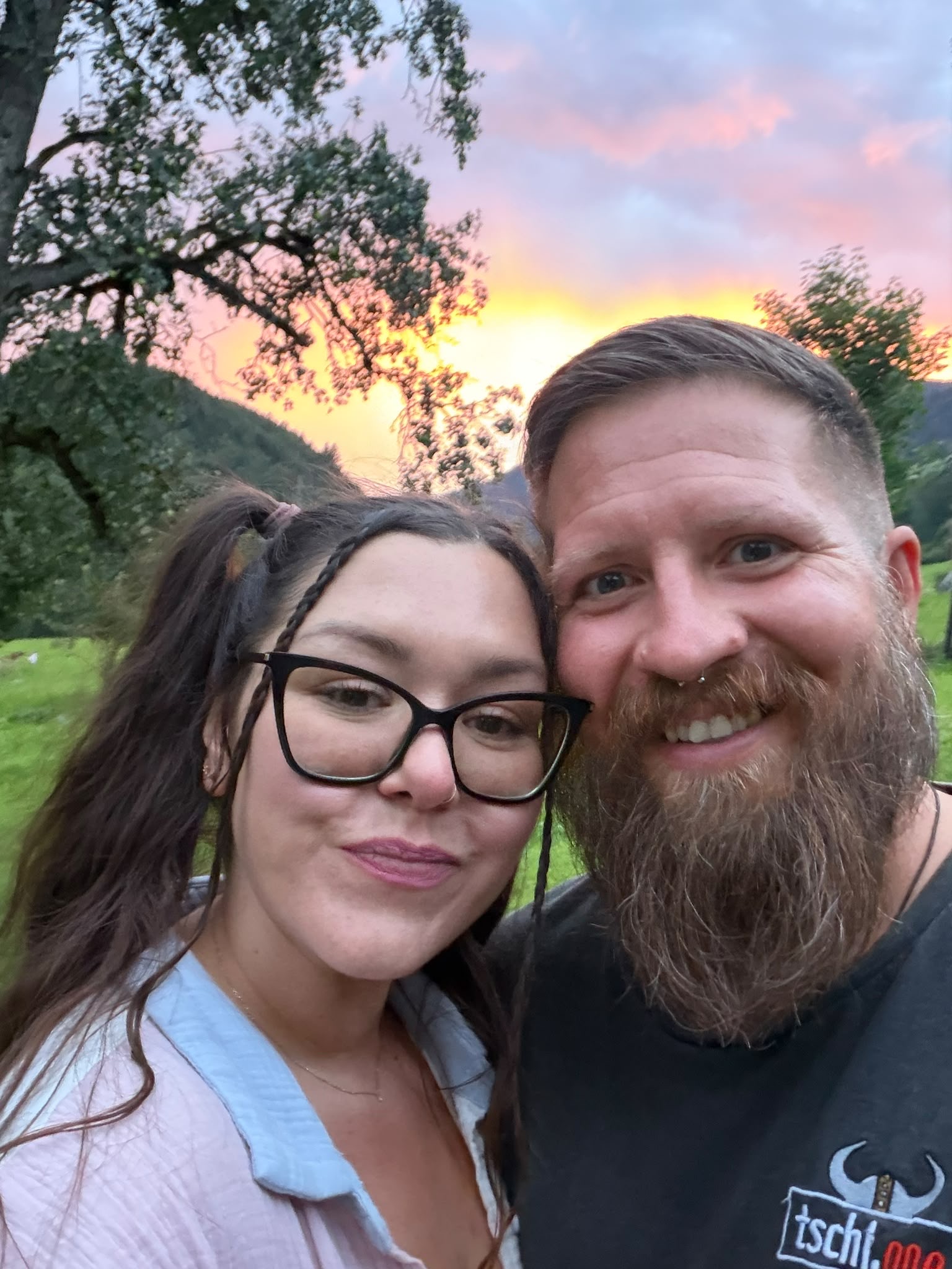 Gerald und Resi gemeinsam draußen bei Sonnenuntergang